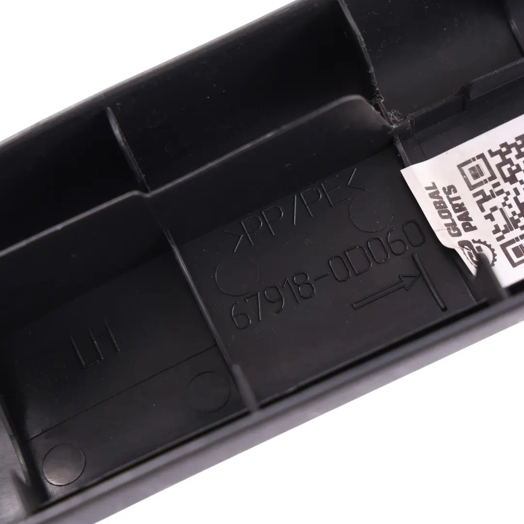 Toyota Yaris P9 Garniture Seuil Porte Arrière Gauche Gris Foncé 67918-0D060 - SKU 679180D060B0 - Numéro de pièce 679180D060B0