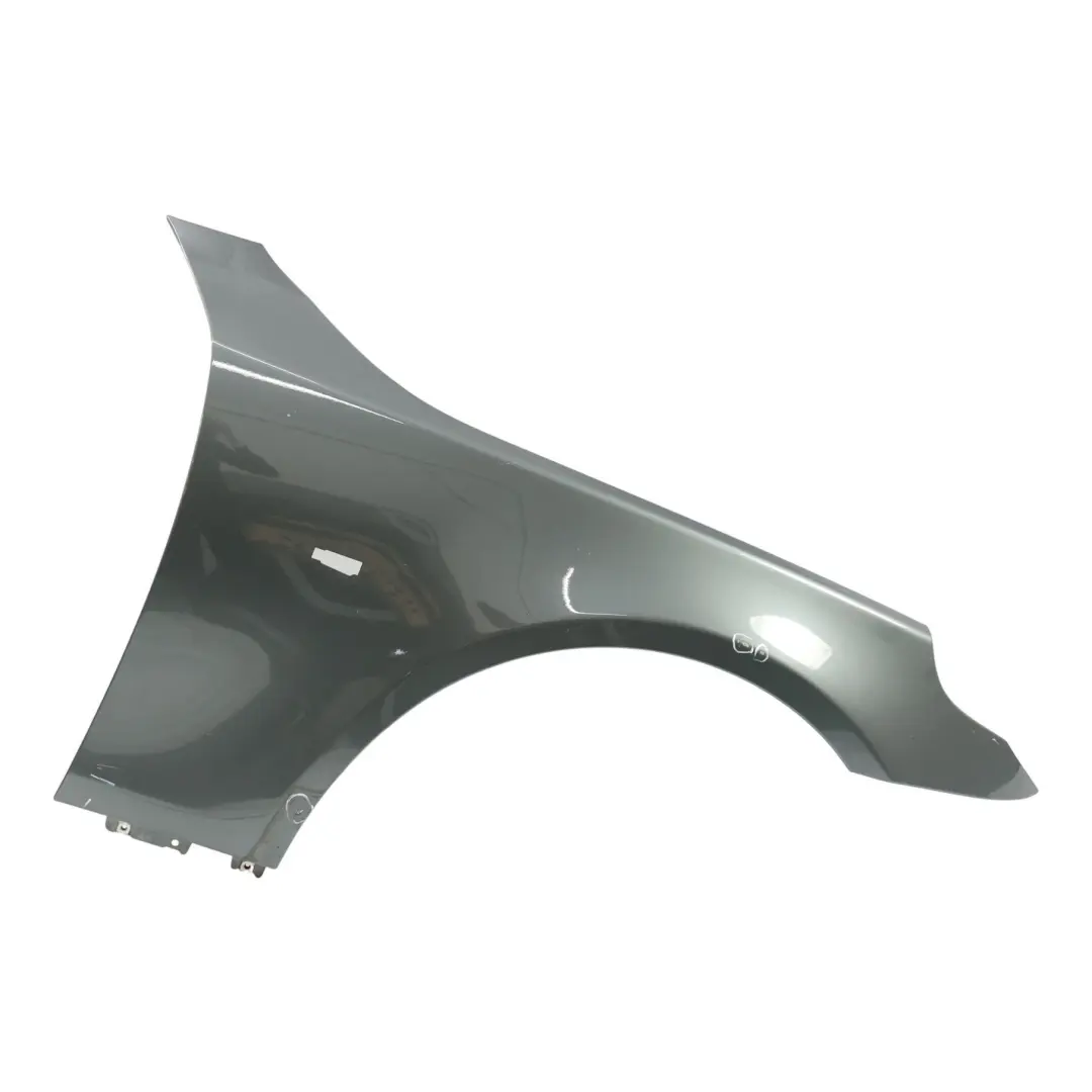 Guardabarros Aleta Delantero Derecho Gris Titanio Metalizado A36 para BMW E60 E61 con número de pieza 7111430 BMW E60 E61 Guardabarros Aleta Delantero Derecho Gris Titanio Metalizado A36 - SKU 7111430-TGR1 - Número de pieza 7111430