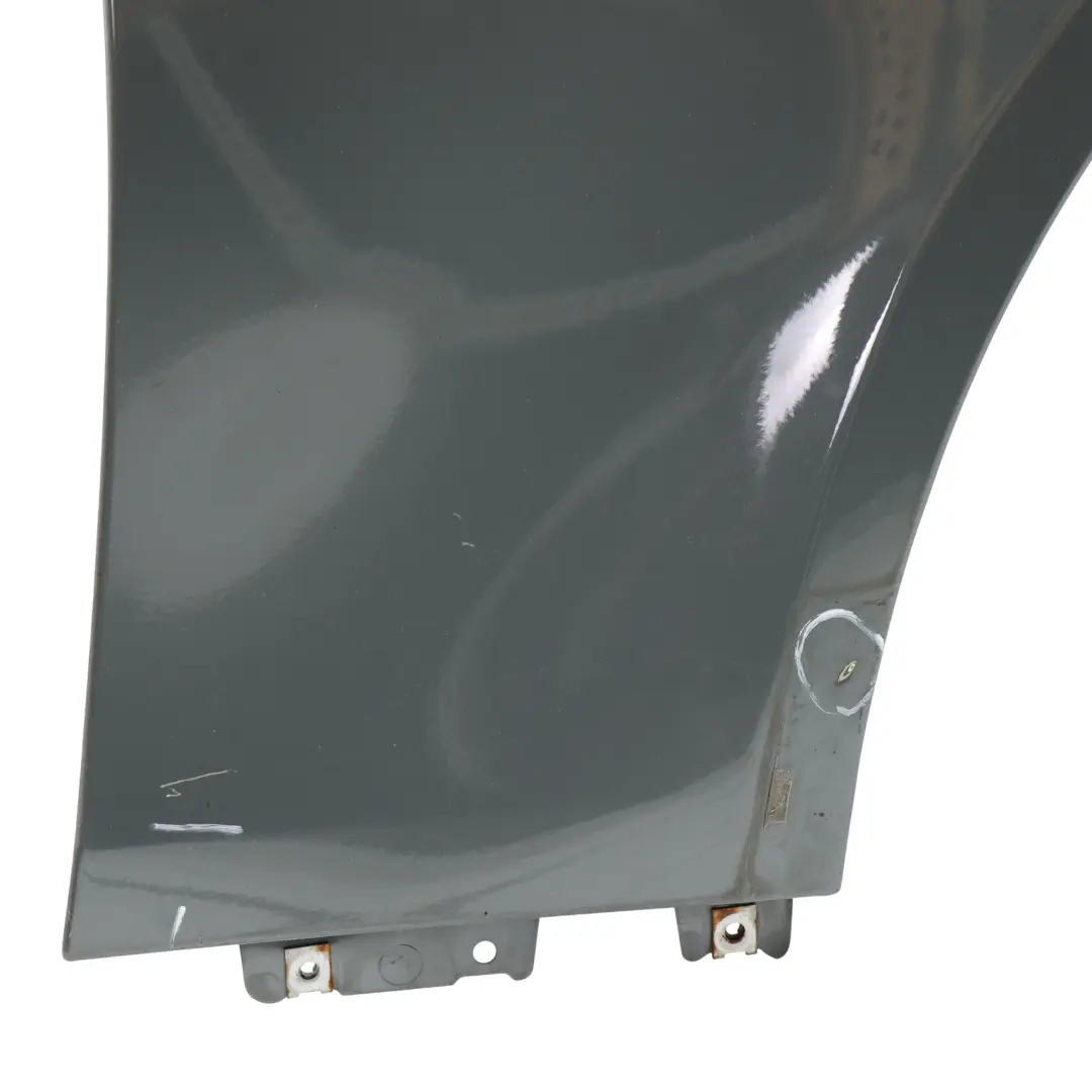 Błotnik Przedni Prawy Titangrau Szary Metalik - A36 do BMW E60 E61 o numerze 7111430 BMW E60 E61 Błotnik Przedni Prawy Titangrau Szary Metalik - A36 - SKU 7111430-TGR1 - Numer Części 7111430