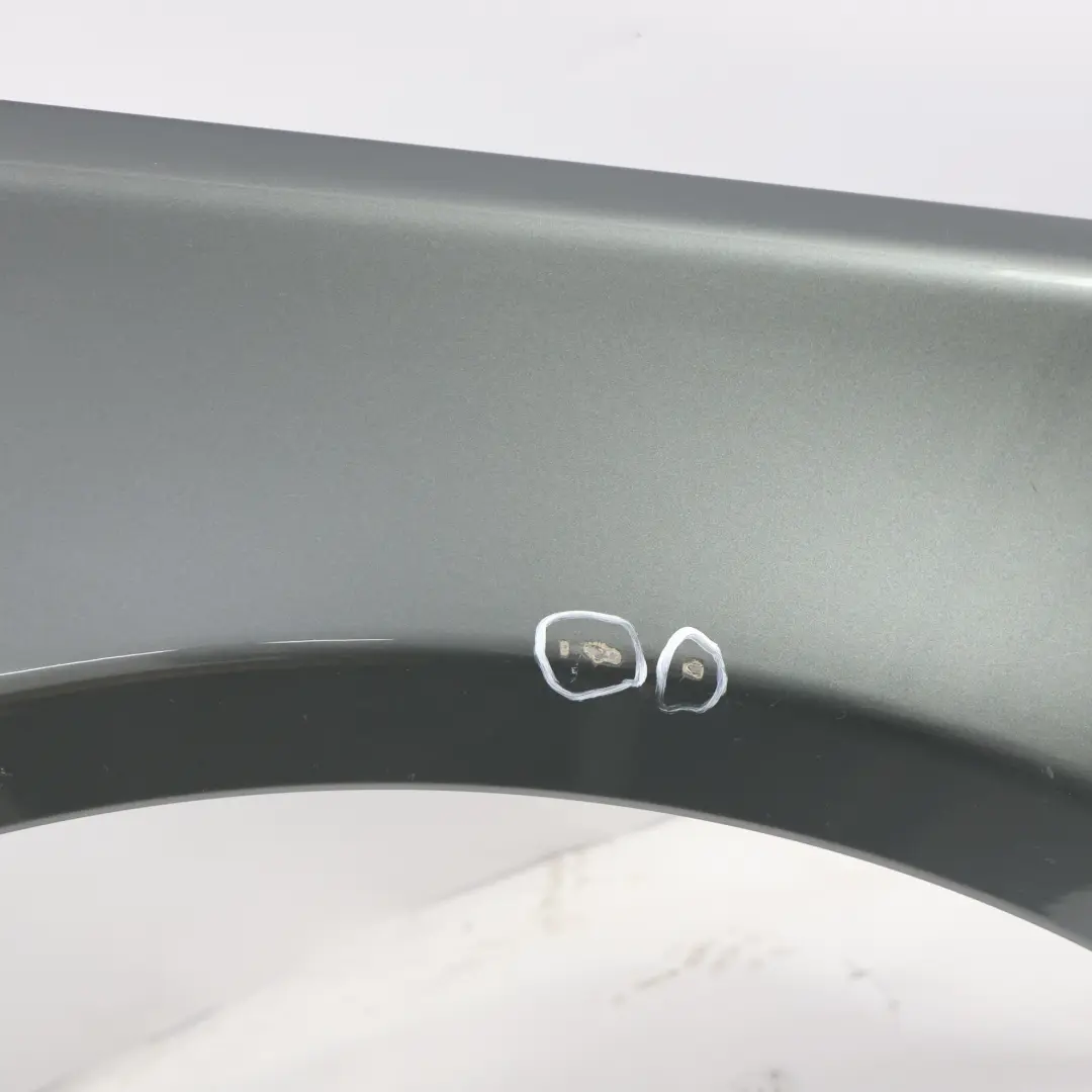 Błotnik Przedni Prawy Titangrau Szary Metalik - A36 do BMW E60 E61 o numerze 7111430 BMW E60 E61 Błotnik Przedni Prawy Titangrau Szary Metalik - A36 - SKU 7111430-TGR1 - Numer Części 7111430