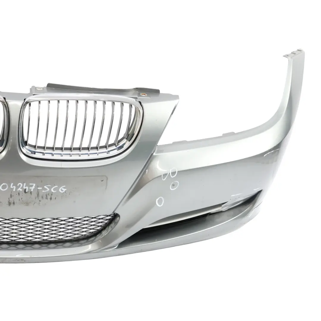 Zderzak Przedni Spacegrau Szary Metalik - A52 do BMW E90 E91 LCI o numerze 7204247 BMW E90 E91 LCI Zderzak Przedni Spacegrau Szary Metalik - A52 - SKU 7204247-SCG - Numer Części 7204247