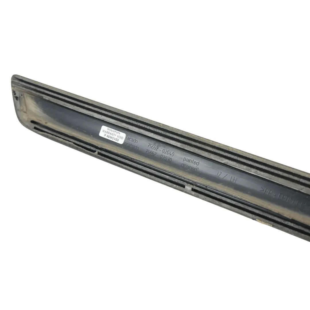 Modanatura Parafango Post Sx Blu Scuro Mica 8P4 per Toyota Corolla E12 con numero di parte 7565202030 Toyota Corolla E12 Modanatura Parafango Post Sx Blu Scuro Mica 8P4 - SKU 7565202030-DAB - Numero di parte 7565202030