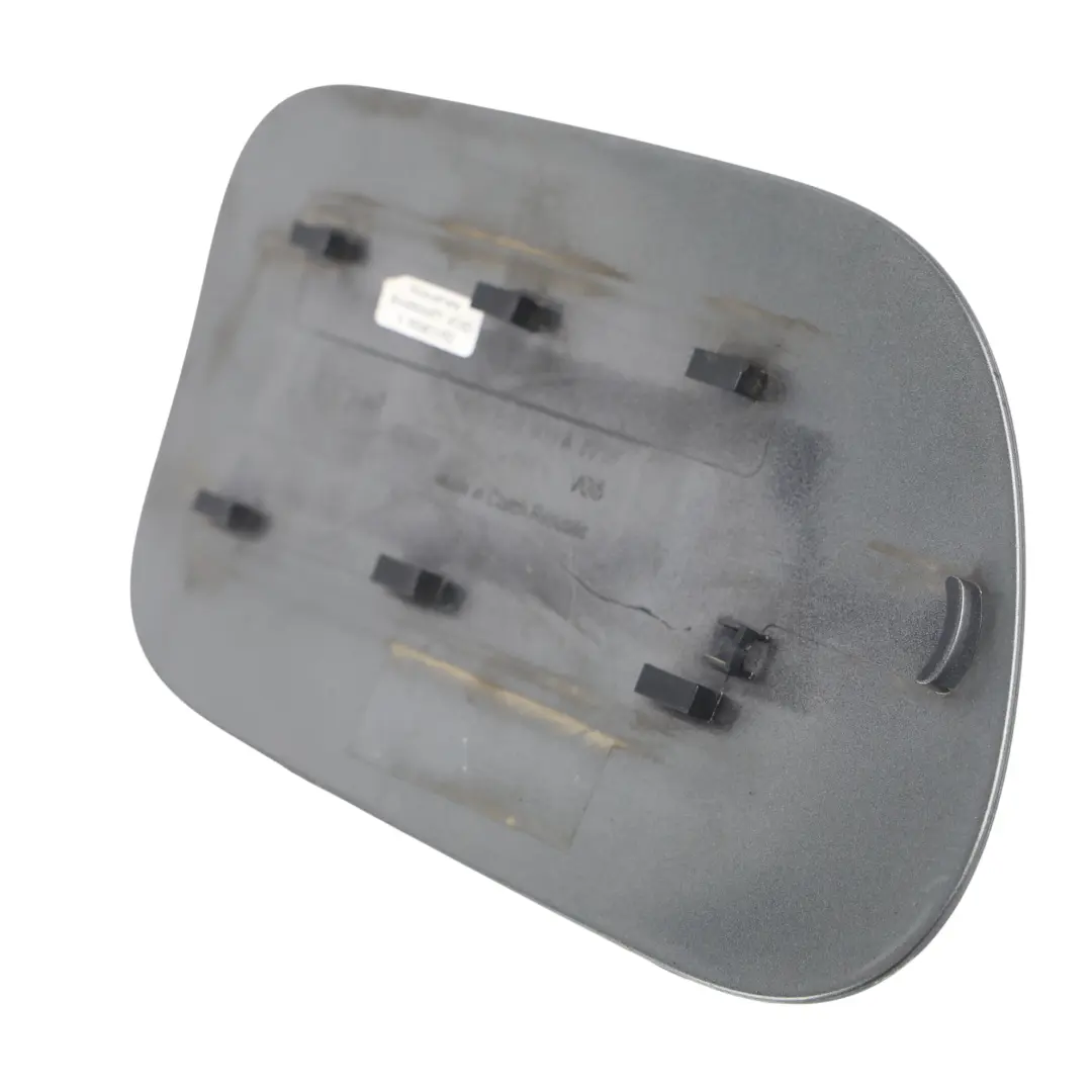 7P Klapka Wlewu Paliwa Grafitowa Szara M7W do Volkswagen Touareg o numerze 7P6809909A Volkswagen Touareg 7P Klapka Wlewu Paliwa Grafitowa Szara M7W - SKU 7P6809909A-GGR - Numer Części 7P6809909A
