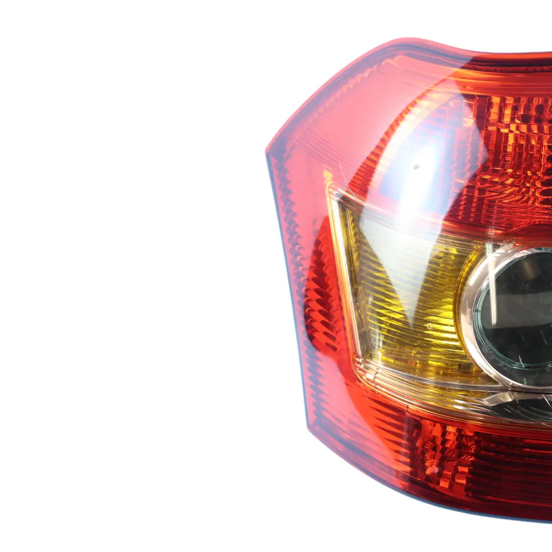 Toyota Corolla E12 Piloto Trasero Exterior Derecho - SKU 8155102310 - Número de pieza 8155102310