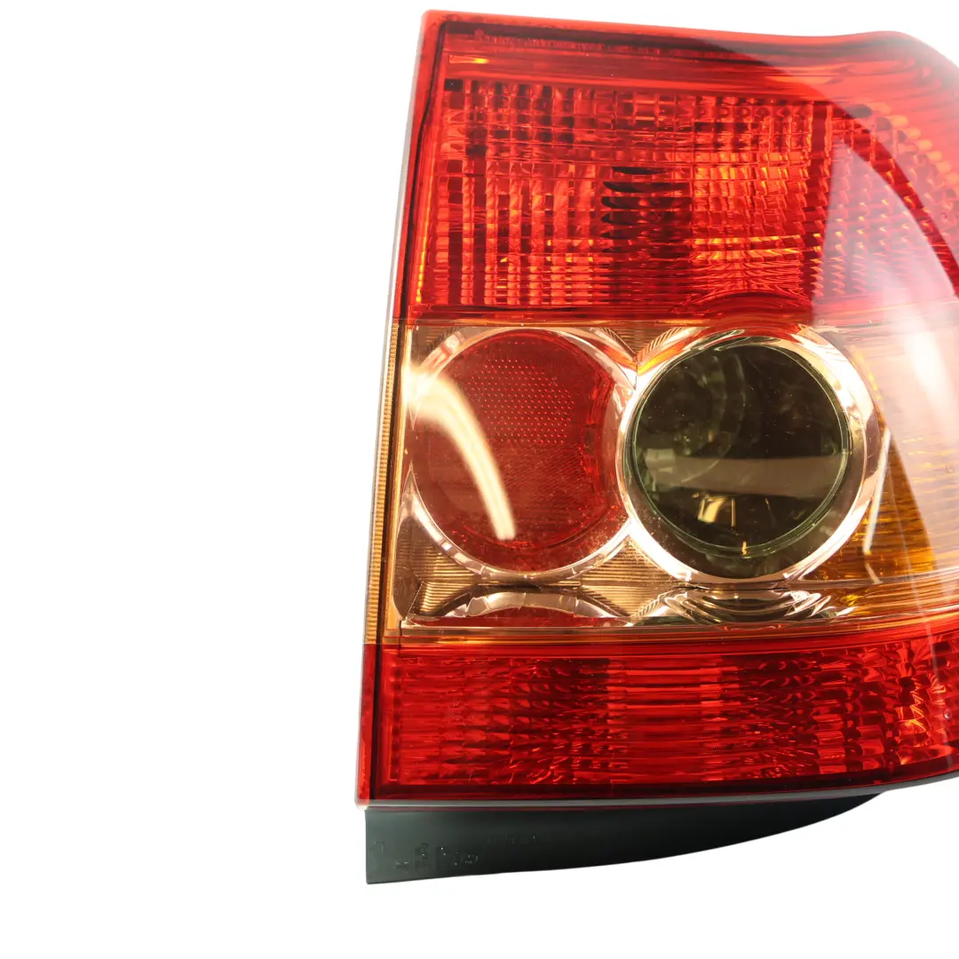 Toyota Corolla E12 Feu Arrière Extérieur Gauche - SKU 8156102310 - Numéro de pièce 8156102310