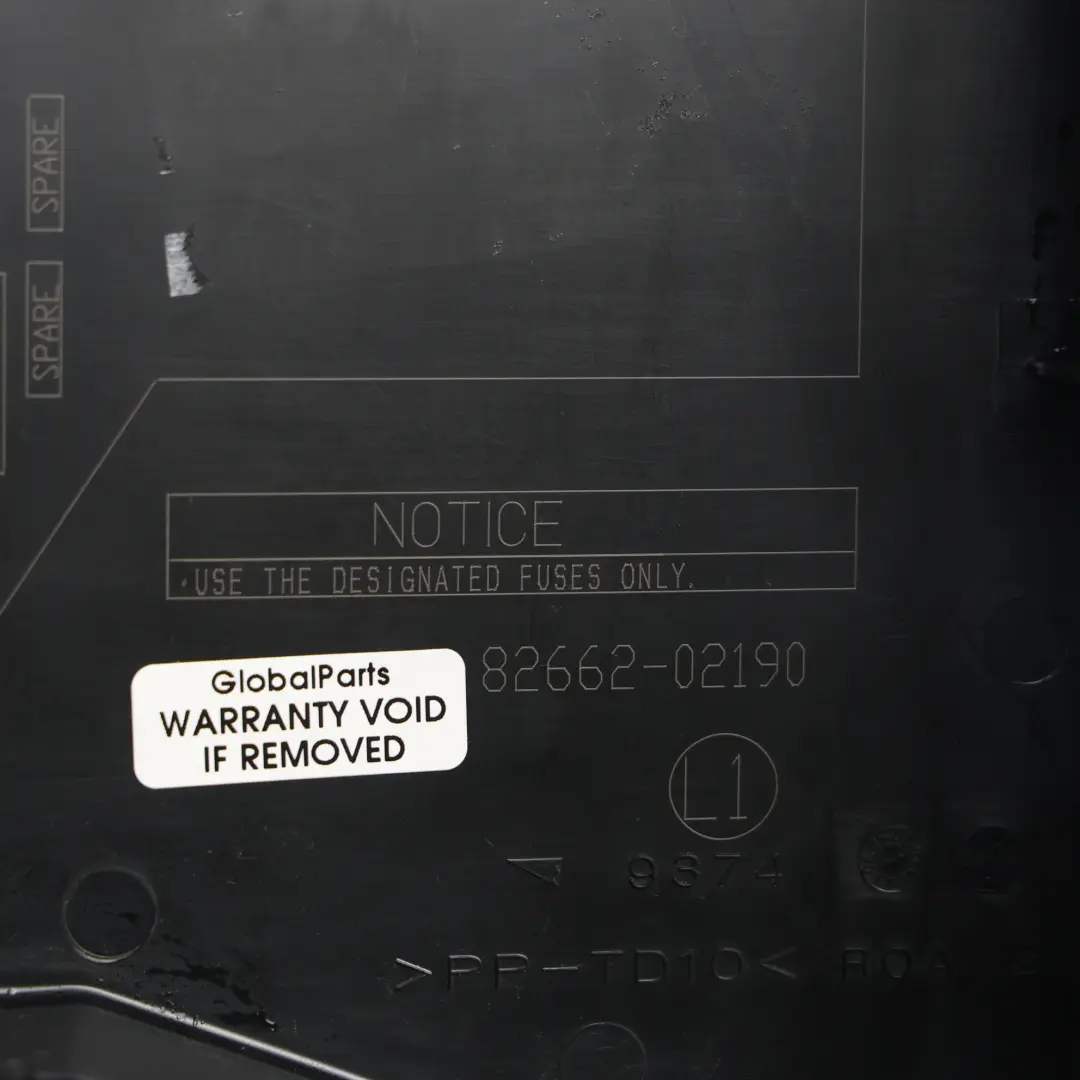 Coperchio Scatola Fusibili Relè Vano Motore Supporto per Toyota Auris E15 con numero di parte 8266202190 Toyota Auris E15 Coperchio Scatola Fusibili Relè Vano Motore Supporto - SKU 8266202190 - Numero di parte 8266202190