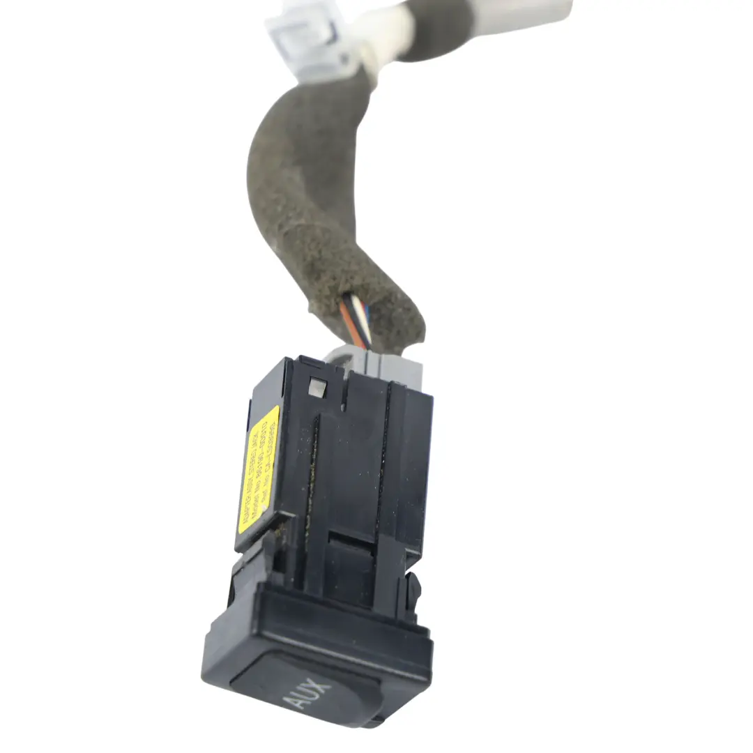 Gniazdo Adapter Jack Stereo Port Aux do Toyota Verso R2 Yaris P9 o numerze 861900D010 Toyota Verso R2 Yaris P9 Gniazdo Adapter Jack Stereo Port Aux - SKU 861900D010 - Numer Części 861900D010