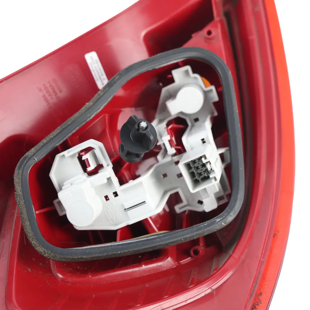 Lampa Tylna Prawa Panel do Ford Fiesta Mk7 o numerze 8A61-13404-AE Ford Fiesta Mk7 Lampa Tylna Prawa Panel - SKU 8A61-13404-AE - Numer Części 8A61-13404-AE