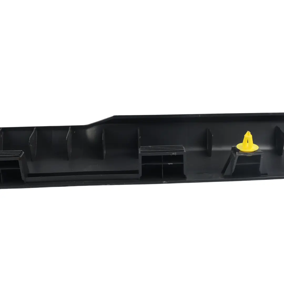Moldura Umbral Puerta Delantero Izquierdo para Ford Fiesta Mk7 con número de pieza 8A61-B13201-ACW Ford Fiesta Mk7 Moldura Umbral Puerta Delantero Izquierdo - SKU 8A61-B13201-ACW - Número de pieza 8A61-B13201-ACW