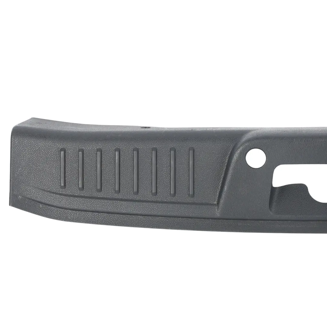 Ford Fiesta Mk7 Garniture de Seuil de Hayon Coffre Noir - SKU 8A61-B40352-AGW - Numéro de pièce 8A61-B40352-AGW