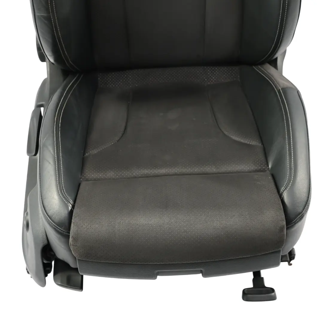 Fotel Sport Przód Prawy S-Line Grzany Półskóra Czarna Srebrna do Audi Q3 8U o numerze 8U0881806AL Audi Q3 8U Fotel Sport Przód Prawy S-Line Grzany Półskóra Czarna Srebrna - SKU 8U0881806AL-3 - Numer Części 8U0881806AL