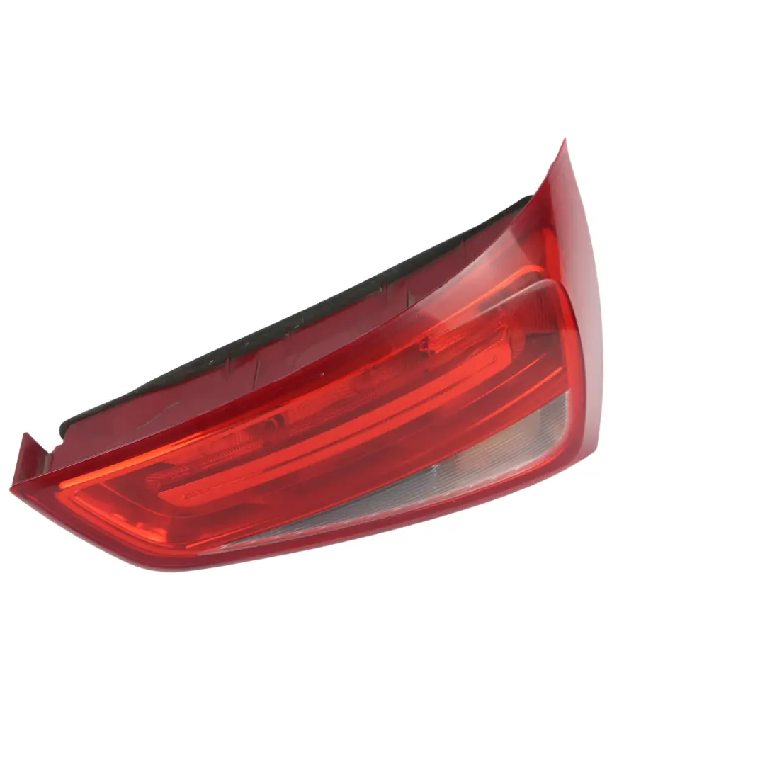 Lampa Tylna Prawa W Klapę Wewnętrzna Tył do Audi A1 8X o numerze 8X0945094 Audi A1 8X Lampa Tylna Prawa W Klapę Wewnętrzna Tył - SKU 8X0945094 - Numer Części 8X0945094