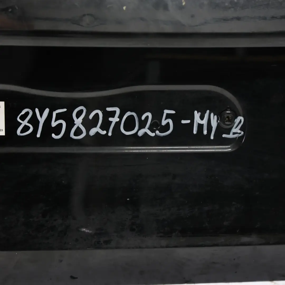8Y Sedan Klapa Bagażnika Tylna Czarny Mythical Y9T do Audi A3 S3 o numerze 8Y5827025 Audi A3 S3 8Y Sedan Klapa Bagażnika Tylna Czarny Mythical Y9T - SKU 8Y5827025-MYB - Numer Części 8Y5827025