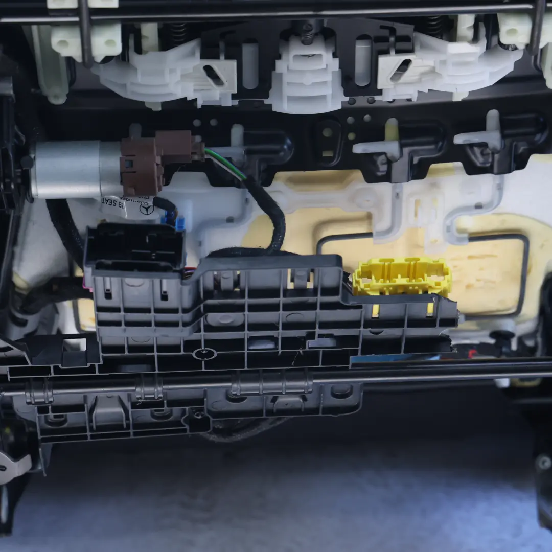Vordersitz Beheizt Elektrisch Links Kunstleder Schwarz für Mercedes W205 mit Teilenummer A2059100747 Mercedes W205 Vordersitz Beheizt Elektrisch Links Kunstleder Schwarz - SKU A2059100747-7 - Teilenummer A2059100747