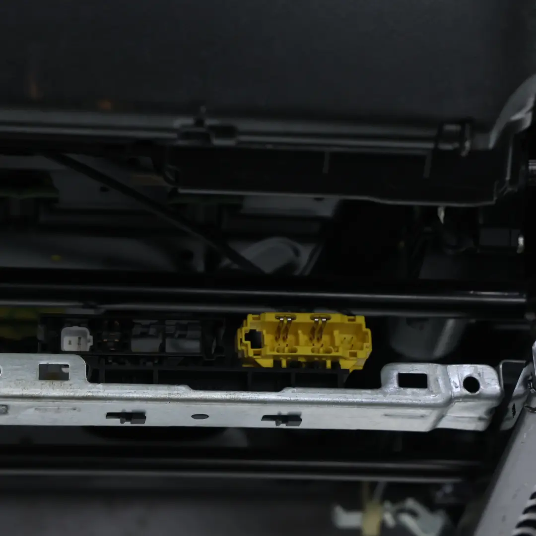 Fotel Przedni Elektryczny Lewy Podgrzewany Czarna Skóra do Mercedes W212 o numerze A2129109505 Mercedes W212 Fotel Przedni Elektryczny Lewy Podgrzewany Czarna Skóra - SKU A2129109505-1 - Numer Części A2129109505