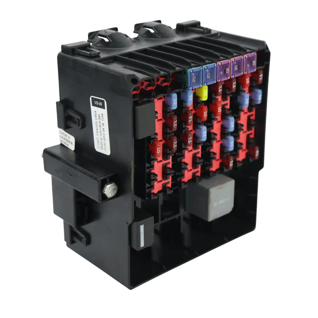 Sicherungskasten Relais Verteilerkasten Abdeckung C1BT-14A005-DR für Ford Fiesta MK7 mit Teilenummer C1BT-14A005-DRA Ford Fiesta MK7 Sicherungskasten Relais Verteilerkasten Abdeckung C1BT-14A005-DR - SKU C1BT-14A005-DRA - Teilenummer C1BT-14A005-DRA
