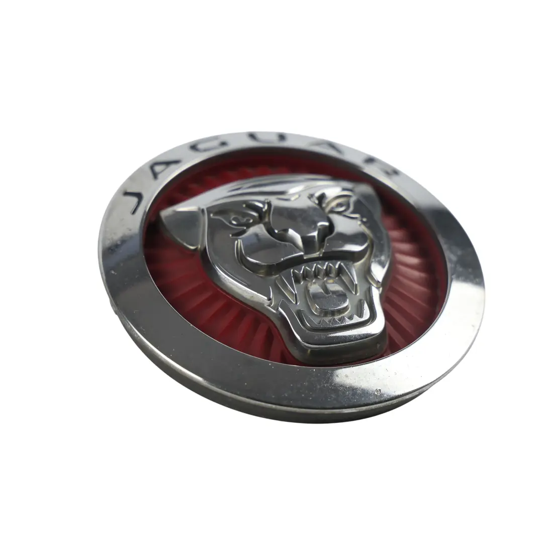 Emblema Rejilla Parachoques Delantero Rojo Logo Jaguar para Jaguar XF X260 con número de pieza C2D52972 Jaguar XF X260 Emblema Rejilla Parachoques Delantero Rojo Logo Jaguar - SKU C2D52972 - Número de pieza C2D52972
