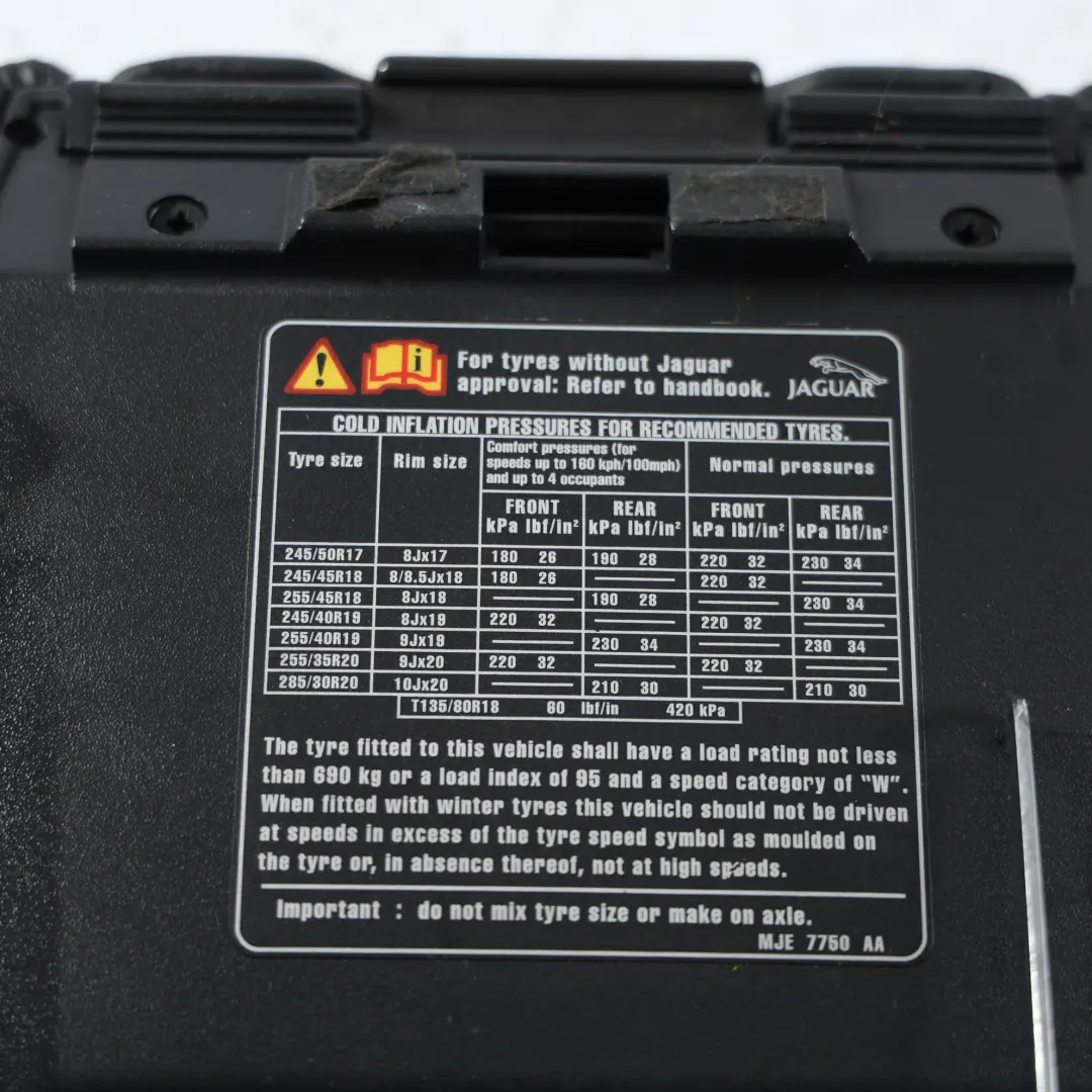 Reposabrazos Consola Central Cuero Negro Portavasos Marfil C2N29 para Jaguar XK8 X100 con número de pieza C2N2950CDY Jaguar XK8 X100 Reposabrazos Consola Central Cuero Negro Portavasos Marfil C2N29 - SKU C2N2950CDY - Número de pieza C2N2950CDY