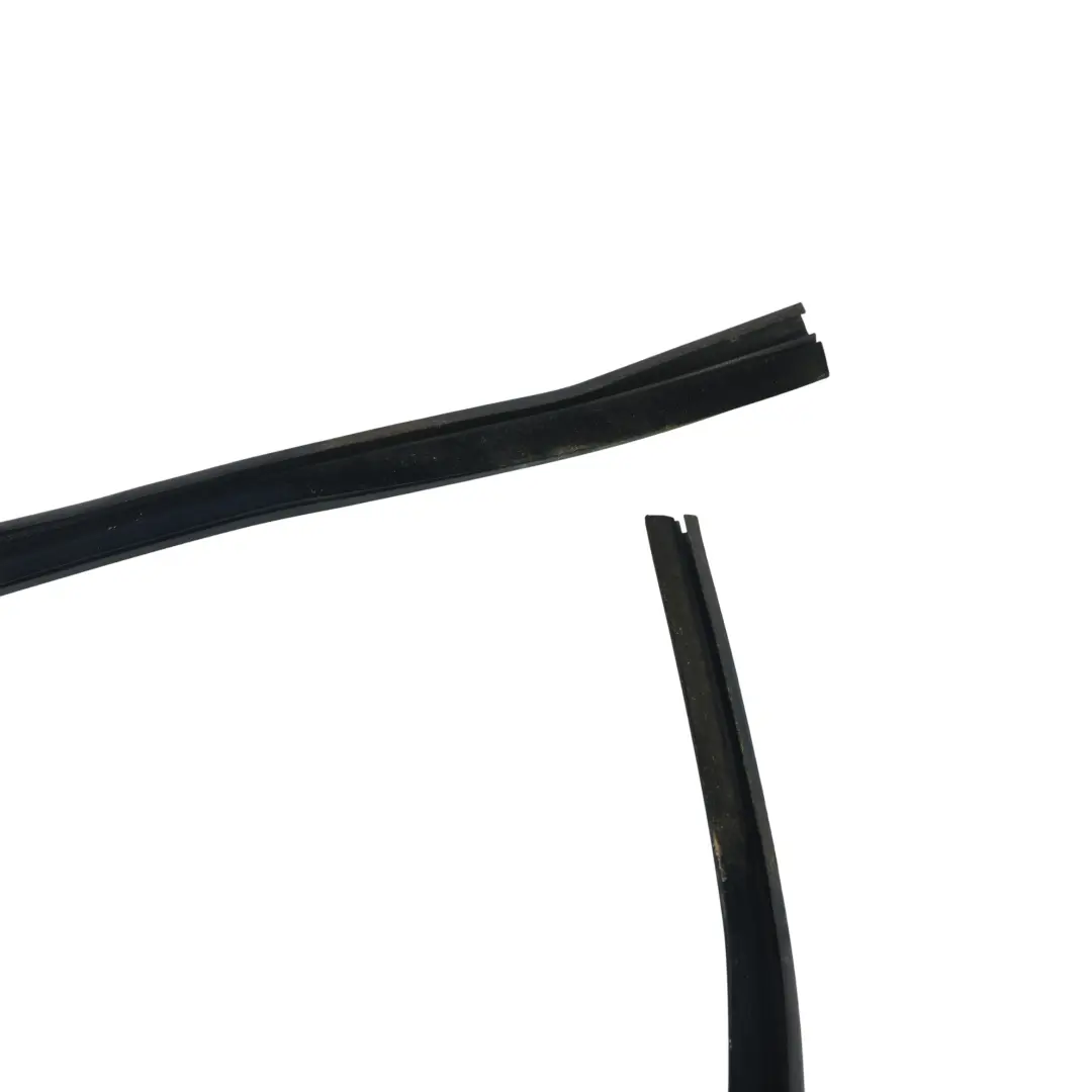 Guarnizione Vetro Porta Posteriore Canalina Destra 8X23-F25766-AF per Jaguar XF X250 con numero di parte C2Z11230 Jaguar XF X250 Guarnizione Vetro Porta Posteriore Canalina Destra 8X23-F25766-AF - SKU C2Z11230 - Numero di parte C2Z11230
