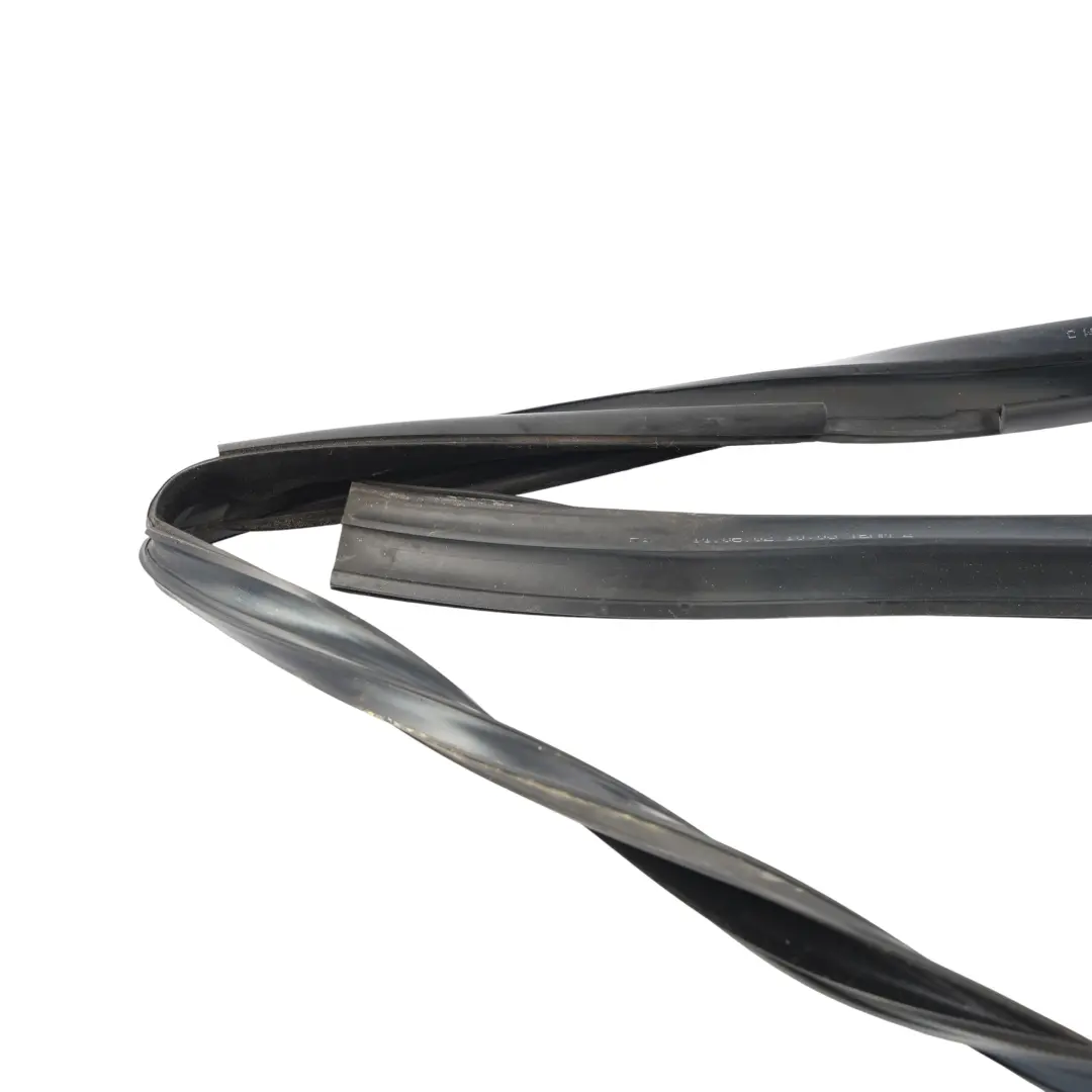 Junta Guía Luna Puerta Delantera Izquierda para Land Rover Range Rover L322 con número de pieza 3H4Z-7821548-AA Land Rover Range Rover L322 Junta Guía Luna Puerta Delantera Izquierda - SKU CUC500030 - Número de pieza 3H4Z-7821548-AA