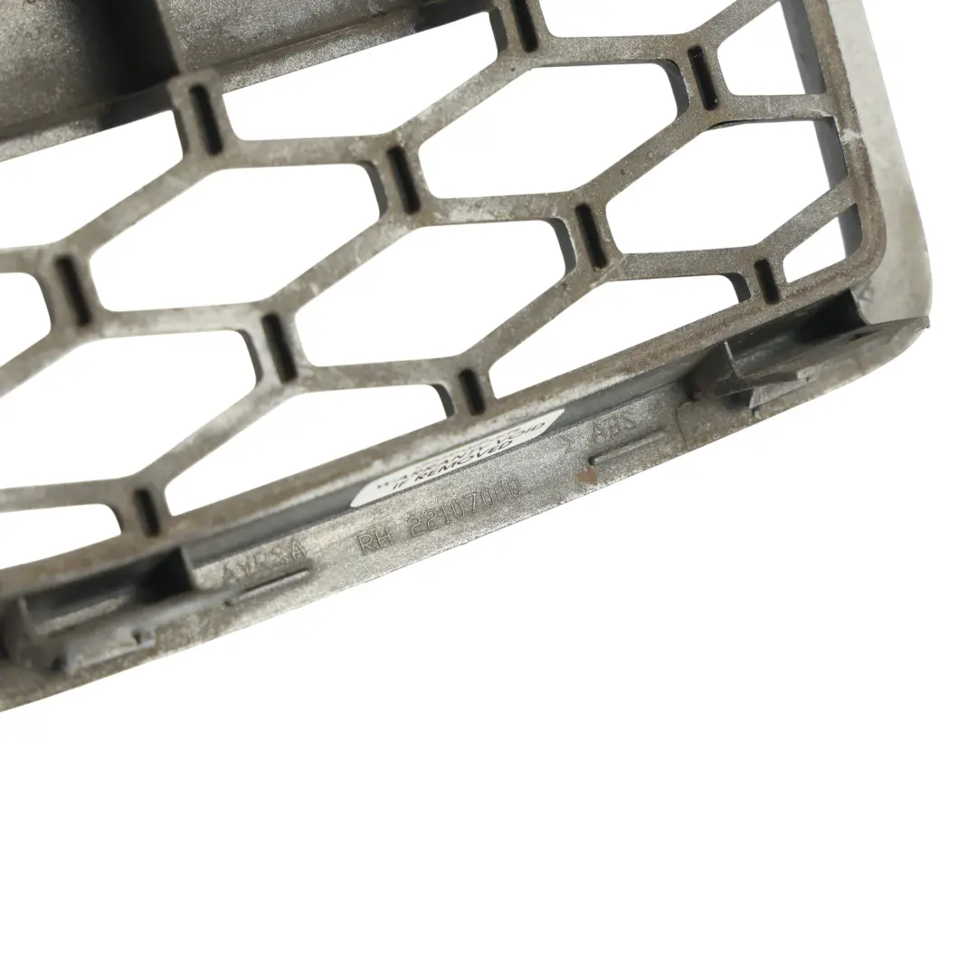 Wing Fender Air Vent Grille Cover Right O/S 22107000 to Land Rover Discovery 4 L319 with Part number LR024950 Land Rover Discovery 4 L319 Wing Fender Air Vent Grille Cover Right O/S 22107000 - SKU LR024950 - Part number LR024950