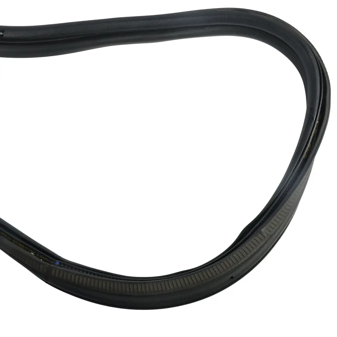 Uszczelka Klapy Bagażnika FK72-41608-A do Land Rover Discovery L550 o numerze LR079670 Land Rover Discovery L550 Uszczelka Klapy Bagażnika FK72-41608-A - SKU LR079670 - Numer Części LR079670