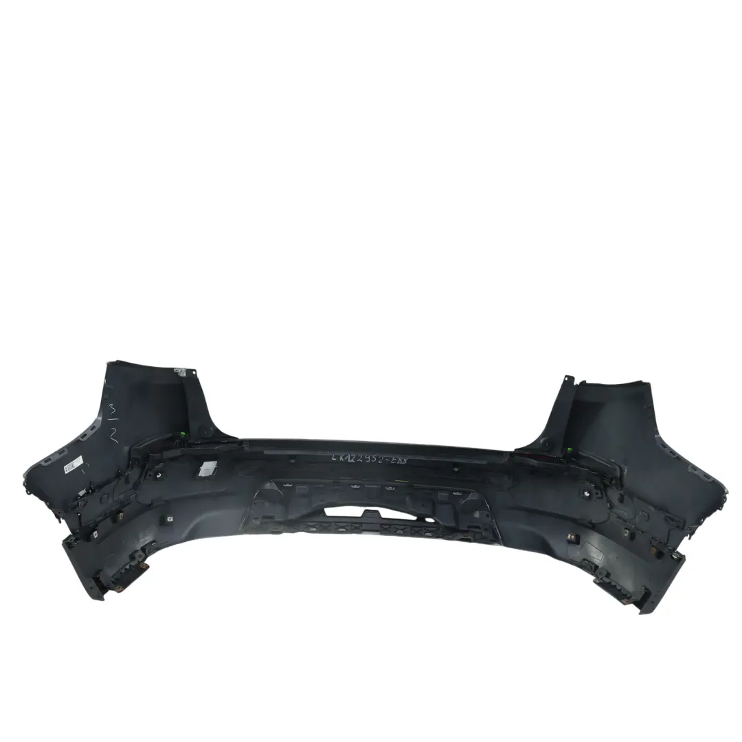 Zderzak Tylny Ebony Black Czarny - 1807 do Land Rover Discovery Sport L550 o numerze LR122952 Land Rover Discovery Sport L550 Zderzak Tylny Ebony Black Czarny - 1807 - SKU LR122952-EBB - Numer Części LR122952