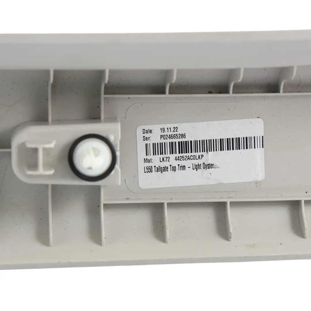 Heckklappenverkleidung Oben Austernfarben LK72-4 für Land Rover Discovery Sport L550 mit Teilenummer LR127260 Land Rover Discovery Sport L550 Heckklappenverkleidung Oben Austernfarben LK72-4 - SKU LR127260 - Teilenummer LR127260