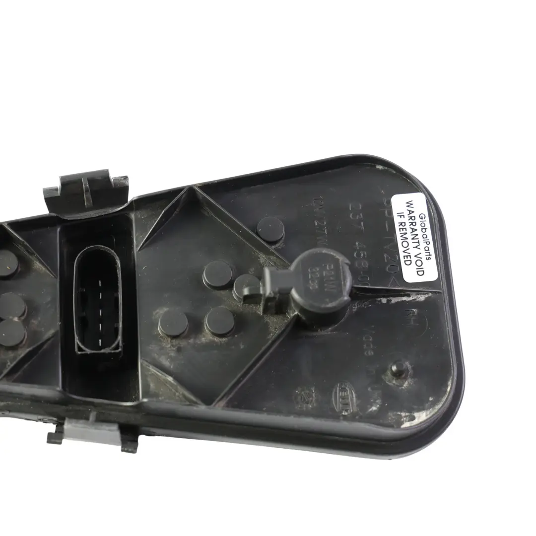 Coperchio Portalampada Fanale Post Destro per Land Rover Range Rover L322 con numero di parte XFM000031 Land Rover Range Rover L322 Coperchio Portalampada Fanale Post Destro - SKU XFM000031 - Numero di parte XFM000031