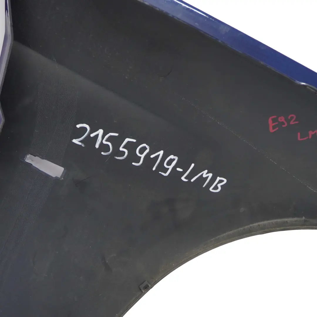 Błotnik Lewy Przedni Le Mans Blau Niebieski Metalik - 381 do BMW E92 E93 o numerze 2155919 BMW E92 E93 Błotnik Lewy Przedni Le Mans Blau Niebieski Metalik - 381 - SKU 2155919-LMB - Numer Części 2155919