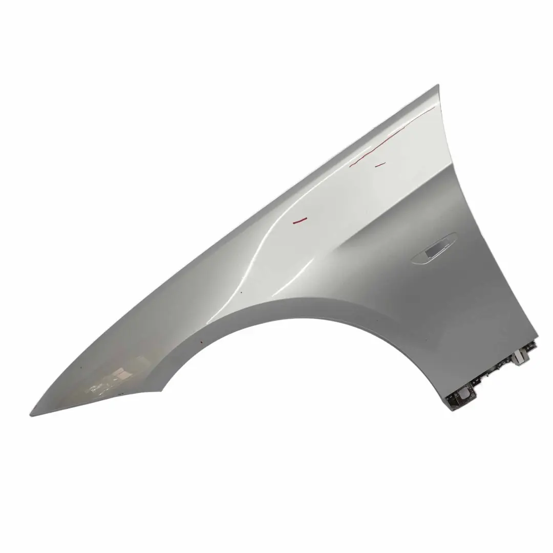 Pannello laterale parafango ala anteriore sinistra Titansilber - 354 per BMW E92 con numero di parte 2155919 BMW E92 Pannello laterale parafango ala anteriore sinistra Titansilber - 354 - SKU 2155919-TS8 - Numero di parte 2155919
