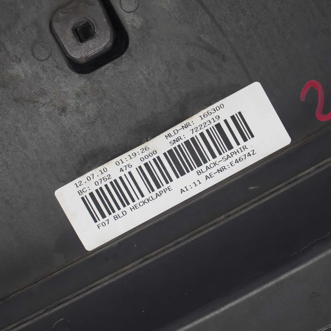 Listwa Blenda Tylnej Klapy Black Sapphire do BMW F07 o numerze 2166088 BMW F07 Listwa Blenda Tylnej Klapy Black Sapphire - SKU 2166088-BS1 - Numer Części 2166088