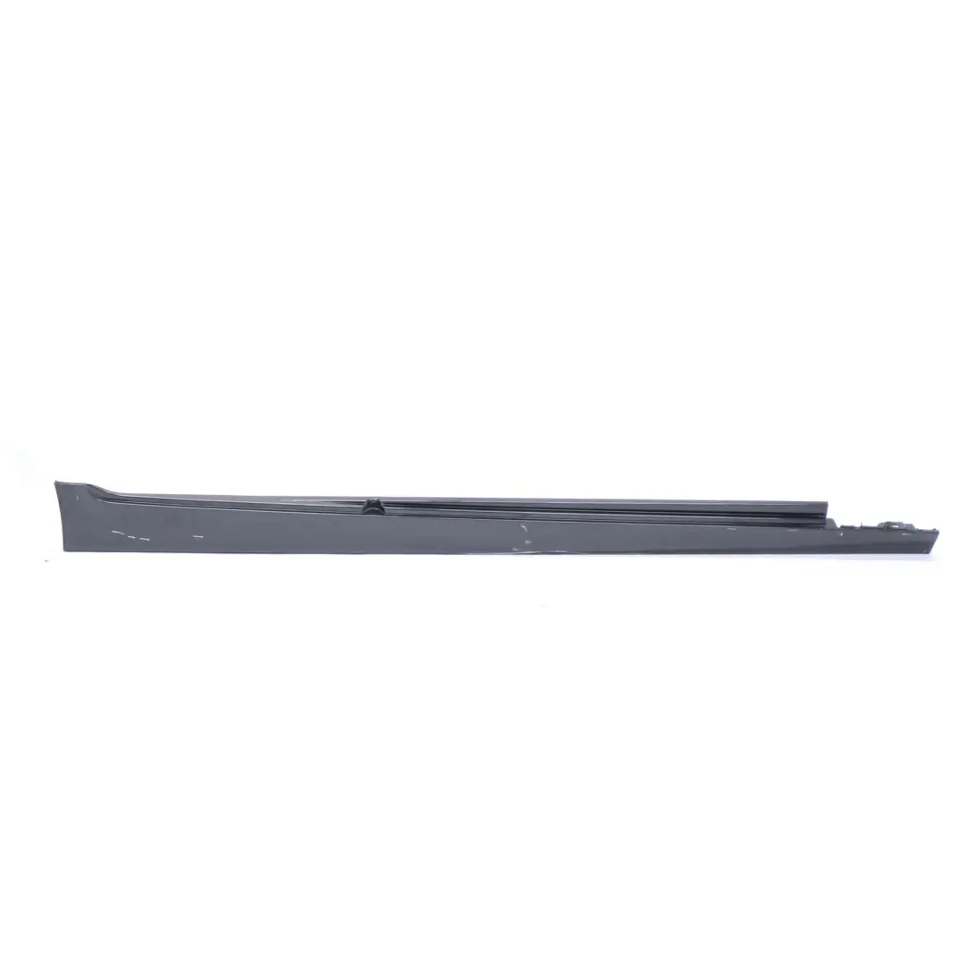 Gonna laterale destra Pannello di copertura brancardo Nero Zaffiro - 475 per BMW F10 con numero di parte 2209828 BMW F10 Gonna laterale destra Pannello di copertura brancardo Nero Zaffiro - 475 - SKU 2209828-BS2 - Numero di parte 2209828