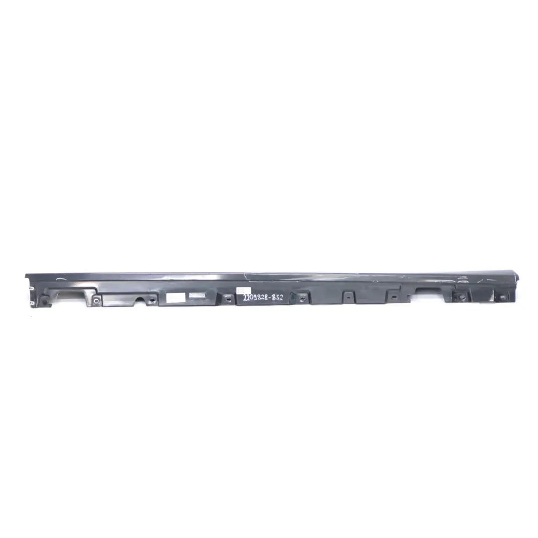 Gonna laterale destra Pannello di copertura brancardo Nero Zaffiro - 475 per BMW F10 con numero di parte 2209828 BMW F10 Gonna laterale destra Pannello di copertura brancardo Nero Zaffiro - 475 - SKU 2209828-BS2 - Numero di parte 2209828