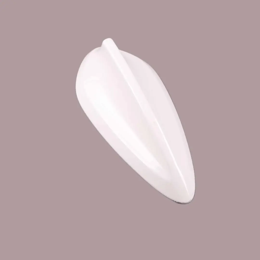 Tetto Antenna Shark Fin Cover Alpinweiss per BMW F22 F30 F32 con numero di parte 2238586 BMW F22 F30 F32 Tetto Antenna Shark Fin Cover Alpinweiss - SKU 2238586-AW - Numero di parte 2238586