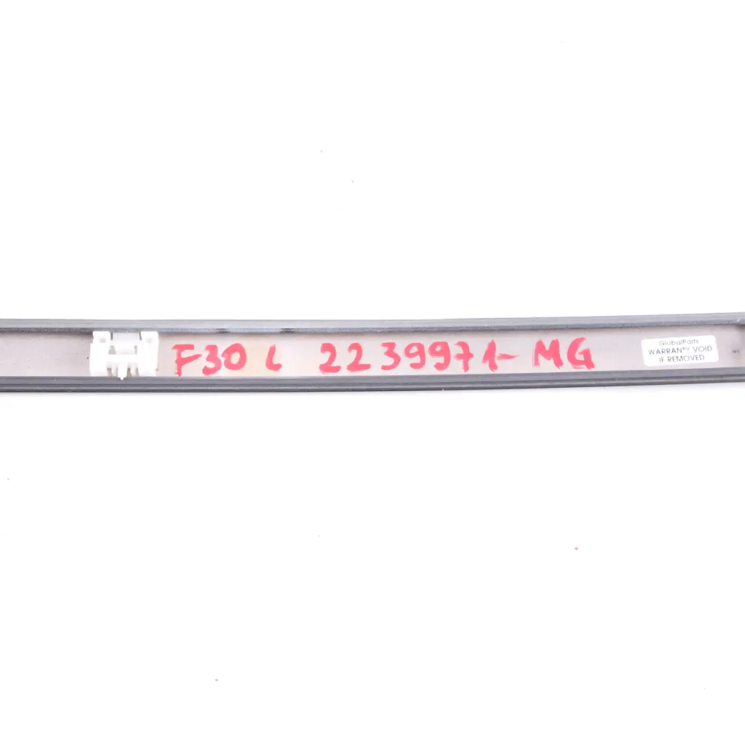 Techo Moldura Barandilla Canalón Trim Izquierda Mineralgrau Gris B39 para BMW F30 con número de pieza 2239973 BMW F30 Techo Moldura Barandilla Canalón Trim Izquierda Mineralgrau Gris B39 - SKU 2239971-MG - Número de pieza 2239973