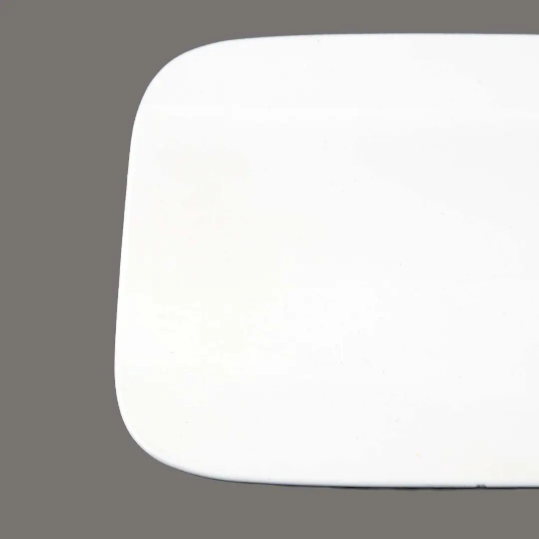 Fill In Flap Alpinweiss Alpine White 300 para BMW F30 F80 M3 Fuel Cover con número de pieza 2239979 BMW F30 F80 M3 Fuel Cover Fill In Flap Alpinweiss Alpine White 300 - SKU 2239979-AW - Número de pieza 2239979