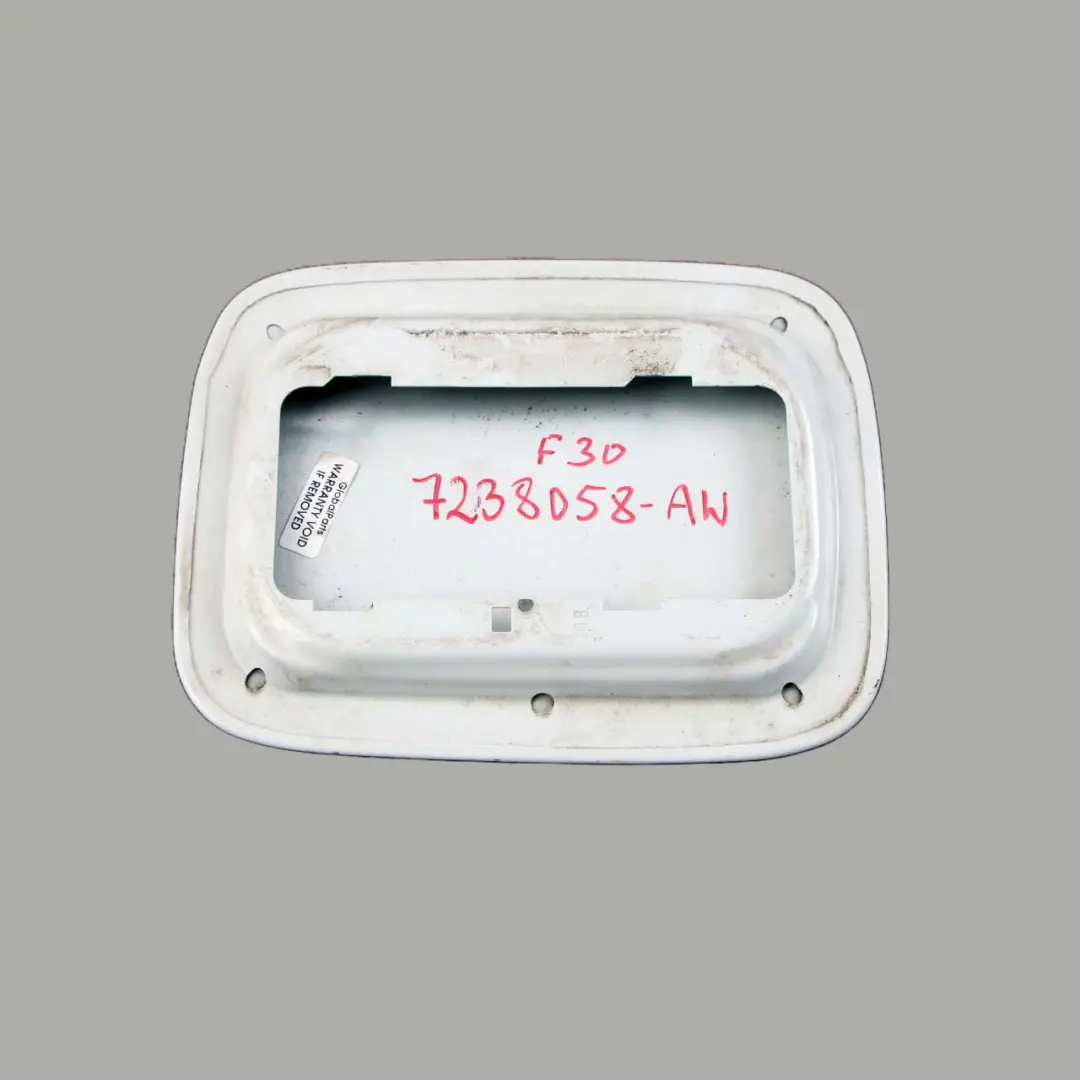 BMW F30 F80 M3 Cache-carburant Remplir le volet Alpinweiss Blanc Alpin 300 - SKU 2239979-AW - Numéro de pièce 2239979