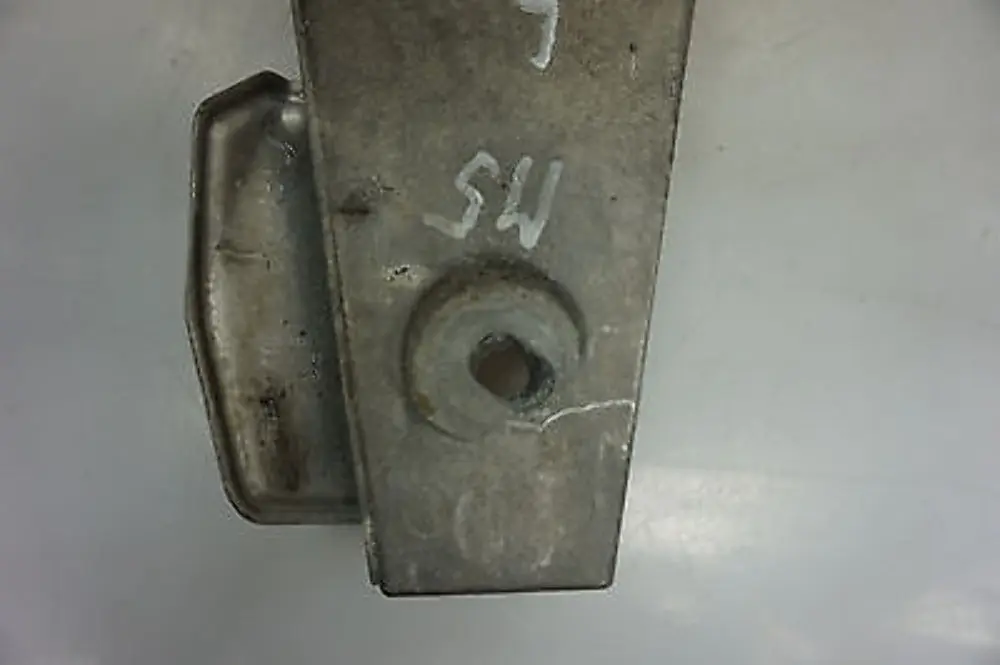 Łapa Silnika Lewa do BMW E60 E61 E63 E64 M5 M6 o numerze 2282633 BMW E60 E61 E63 E64 M5 M6 Łapa Silnika Lewa - SKU 2282633 - Numer Części 2282633