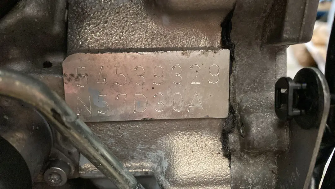 BMW F30 F31 F32 F34 F36 330d 430d Silnik Goły Słupek N57D30A N57N - SKU 2333090 - Numer Części 2333090