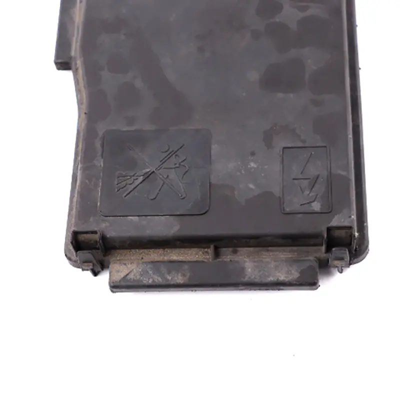 Traffic MK3 Fuse Box Cover to Renault with Part number 243121532R Renault Traffic MK3 Fuse Box Cover - SKU 243121532R - Part number 243121532R