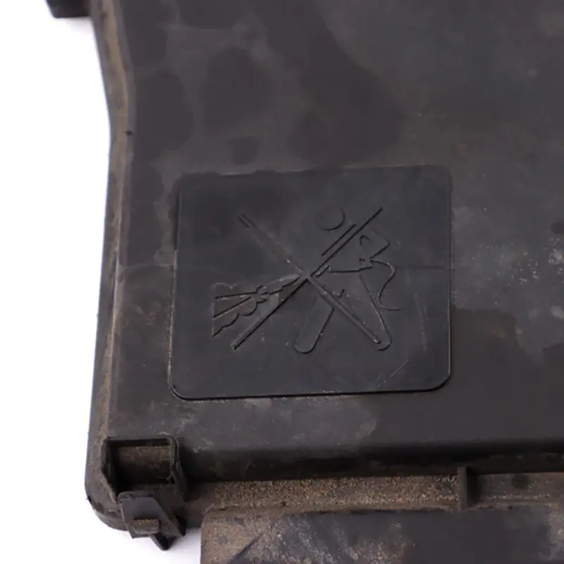 Traffic MK3 Fuse Box Cover to Renault with Part number 243121532R Renault Traffic MK3 Fuse Box Cover - SKU 243121532R - Part number 243121532R