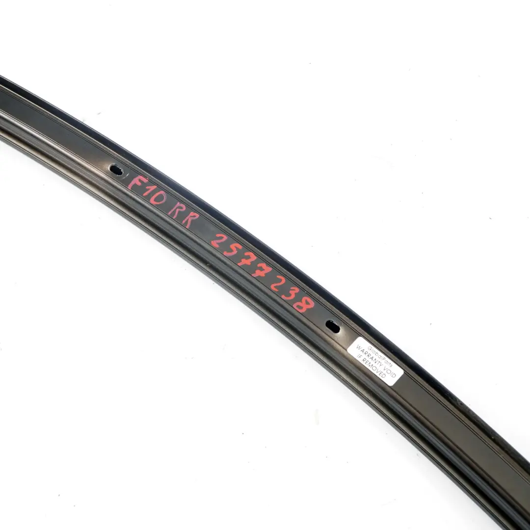 Guia De La ventana trasera derecha O / S Web Cubierta Negro para BMW F10 con número de pieza 2577238 BMW F10 Guia De La ventana trasera derecha O / S Web Cubierta Negro - SKU 2577238 - Número de pieza 2577238