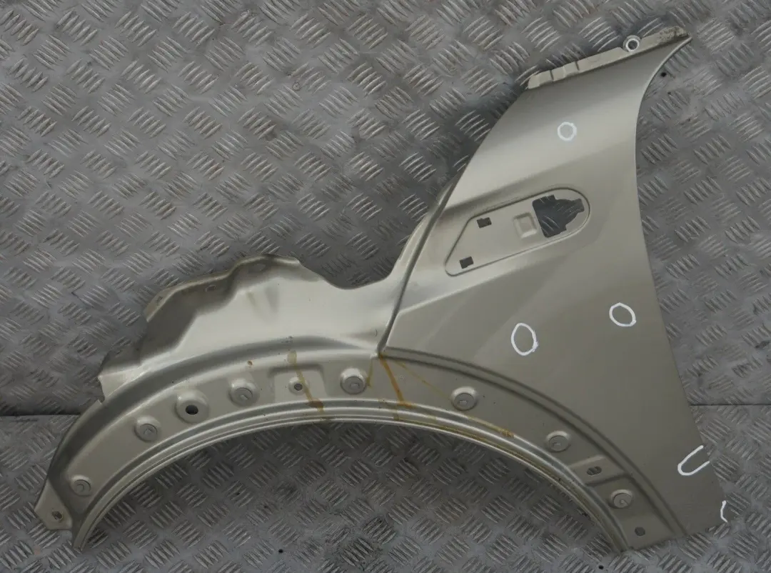 Błotnik lewy Sparkling Silver do MINI Cooper R56 R57 o numerze 2754725 MINI Cooper R56 R57 Błotnik lewy Sparkling Silver - SKU 2754725-SS6 - Numer Części 2754725