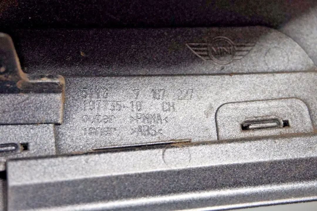 Tapa columna C Izquierda Plata para Mini Clubman R55 LCi con número de pieza 2756661 Mini Clubman R55 LCi Tapa columna C Izquierda Plata - SKU 2756661 - Número de pieza 2756661