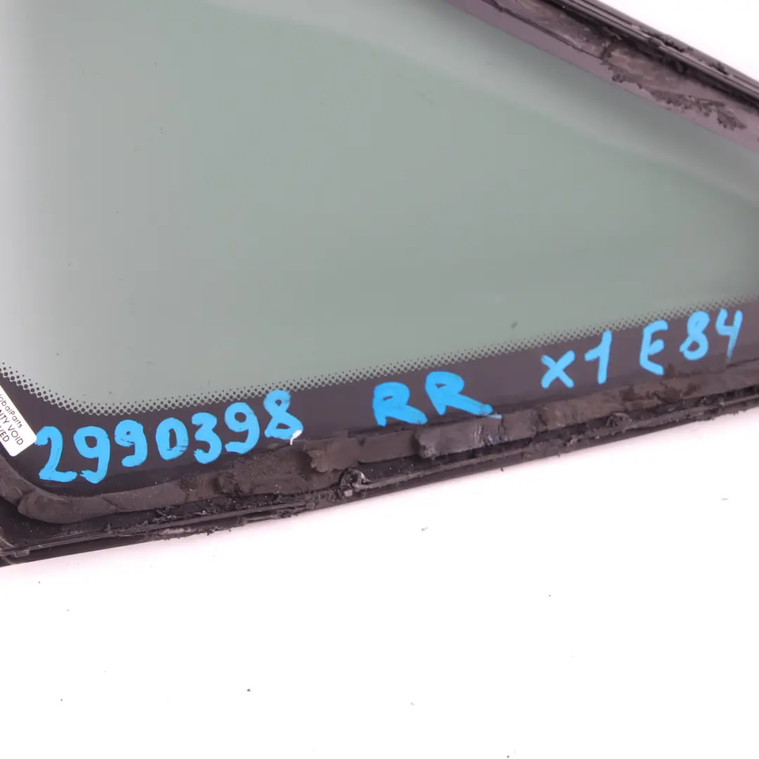 Cristal Fijo Puerta Trasera Derecha Tintado Negro AS3 para BMW X1 E84 con número de pieza 2990398 BMW X1 E84 Cristal Fijo Puerta Trasera Derecha Tintado Negro AS3 - SKU 2990398-1 - Número de pieza 2990398