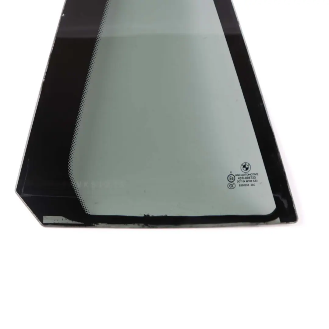 Cristal Fijo Puerta Trasera Derecha Tintado Negro AS3 para BMW X1 E84 con número de pieza 2990398 BMW X1 E84 Cristal Fijo Puerta Trasera Derecha Tintado Negro AS3 - SKU 2990398 - Número de pieza 2990398