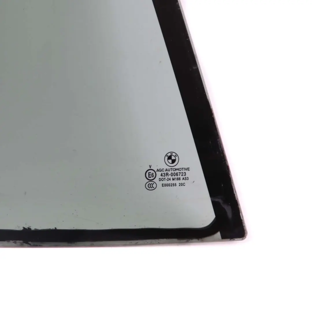 Vetro fisso porta posteriore destra O/S colorato nero AS3 per BMW X1 E84 con numero di parte 2990398 BMW X1 E84 Vetro fisso porta posteriore destra O/S colorato nero AS3 - SKU 2990398 - Numero di parte 2990398