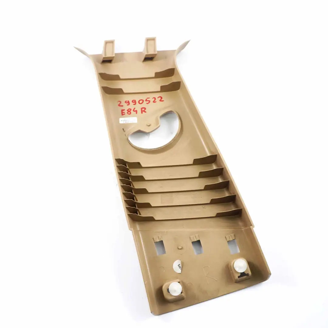 Tapa Columna B Superior Derecha Savanna Beige 2990776 para BMW X1 E84 con número de pieza 2990522 BMW X1 E84 Tapa Columna B Superior Derecha Savanna Beige 2990776 - SKU 2990522 - Número de pieza 2990522
