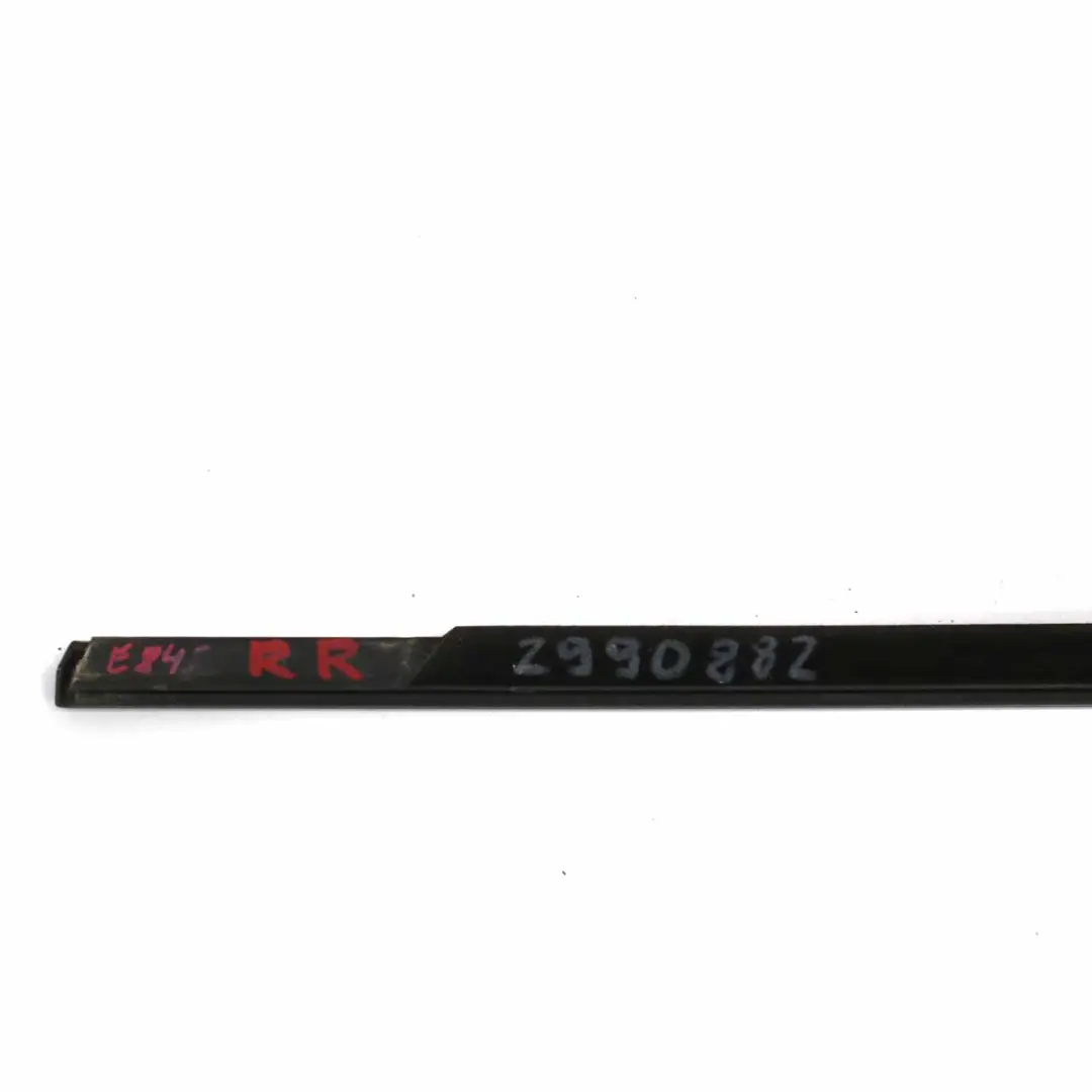 Finitura posteriore destra Telaio finestra Top Door Linea d'ombra per BMW E84 con numero di parte 2990882 BMW E84 Finitura posteriore destra Telaio finestra Top Door Linea d'ombra - SKU 2990882 - Numero di parte 2990882